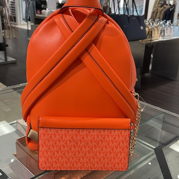 MICHAEL KORS
Maisie Medium Pebbled Leather 2-in-1 Backpack
Poppy
NWT - Picture 9 of 16